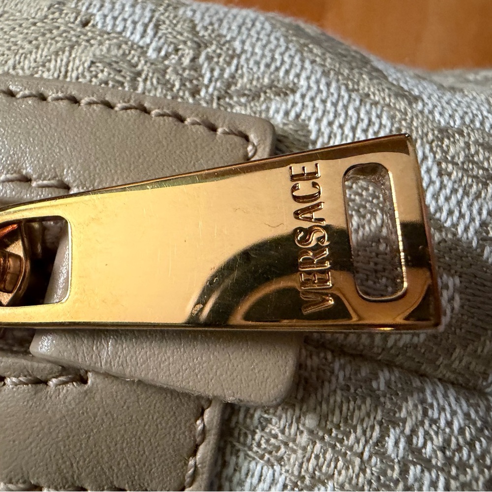 Versace Beige Floral Logo Cosmetic Pouch with Black Dust Bag - Picture 11 of 12